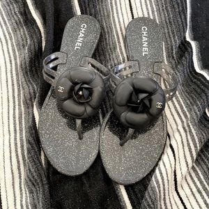 CHANEL glitter jelly flip flops ;)